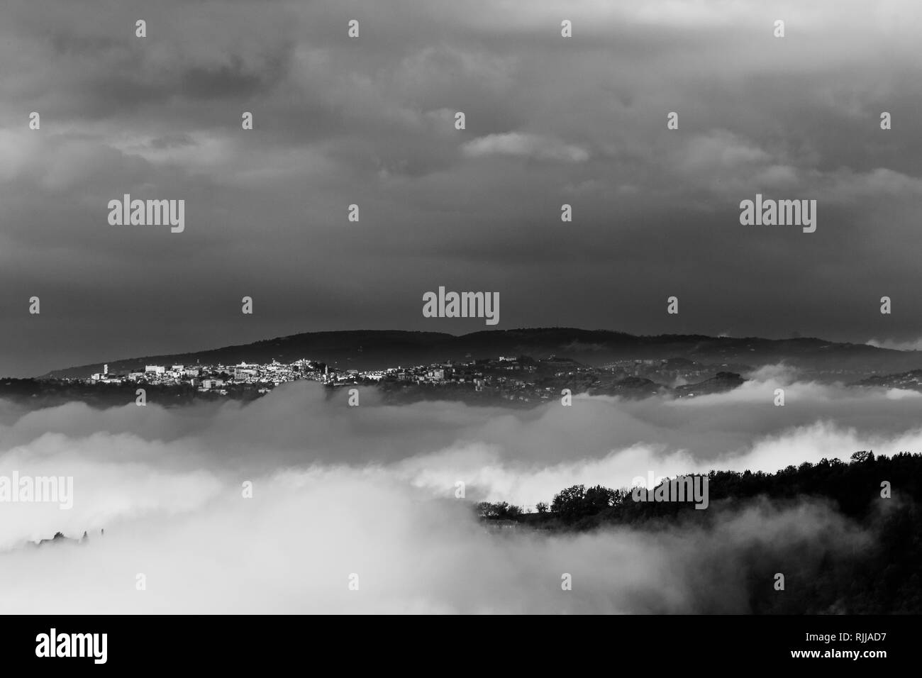 Una vista della città di Perugia (Umbria, Italia) sopra un mare di nebbia Foto Stock