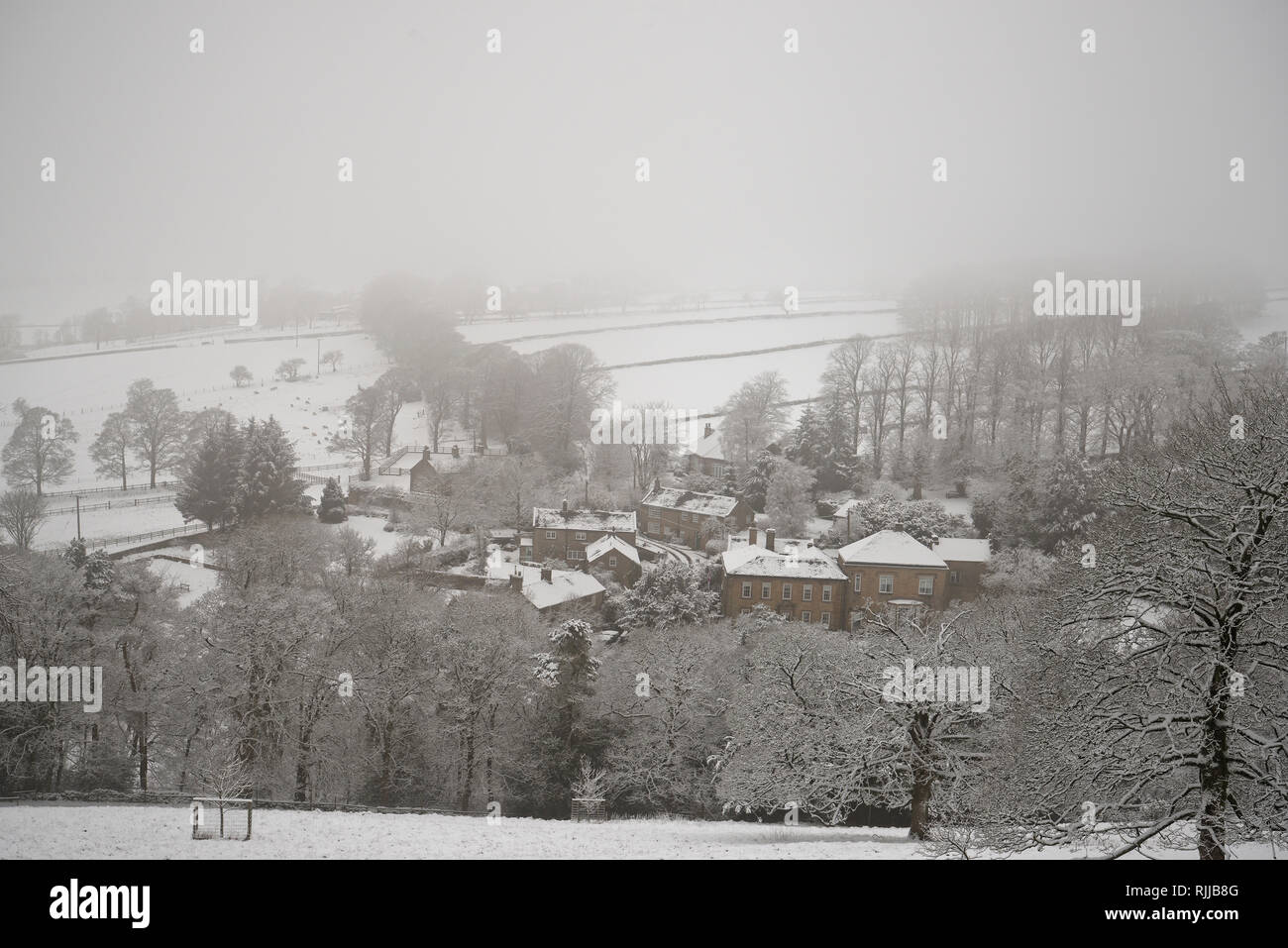 Snowy alba nel Parco Nazionale di Peak District, Inghilterra. Luce crepuscolare. Foto Stock