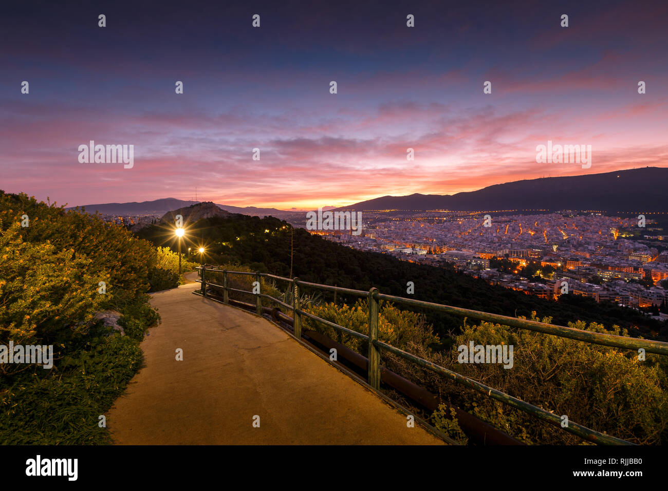 Vista di Atene nord e montagna Hymettus dalla collina di Lycabettus all'alba. Foto Stock