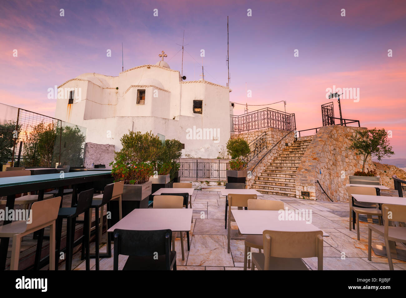 Il ristorante e il XIX secolo la cappella di San Giorgio sulla cima della collina di Lycabettus Atene, Grecia. Foto Stock