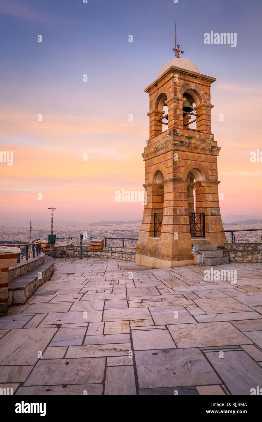 Torre campanaria del XIX secolo la cappella di San Giorgio sulla cima della collina di Lycabettus Atene, Grecia. Foto Stock