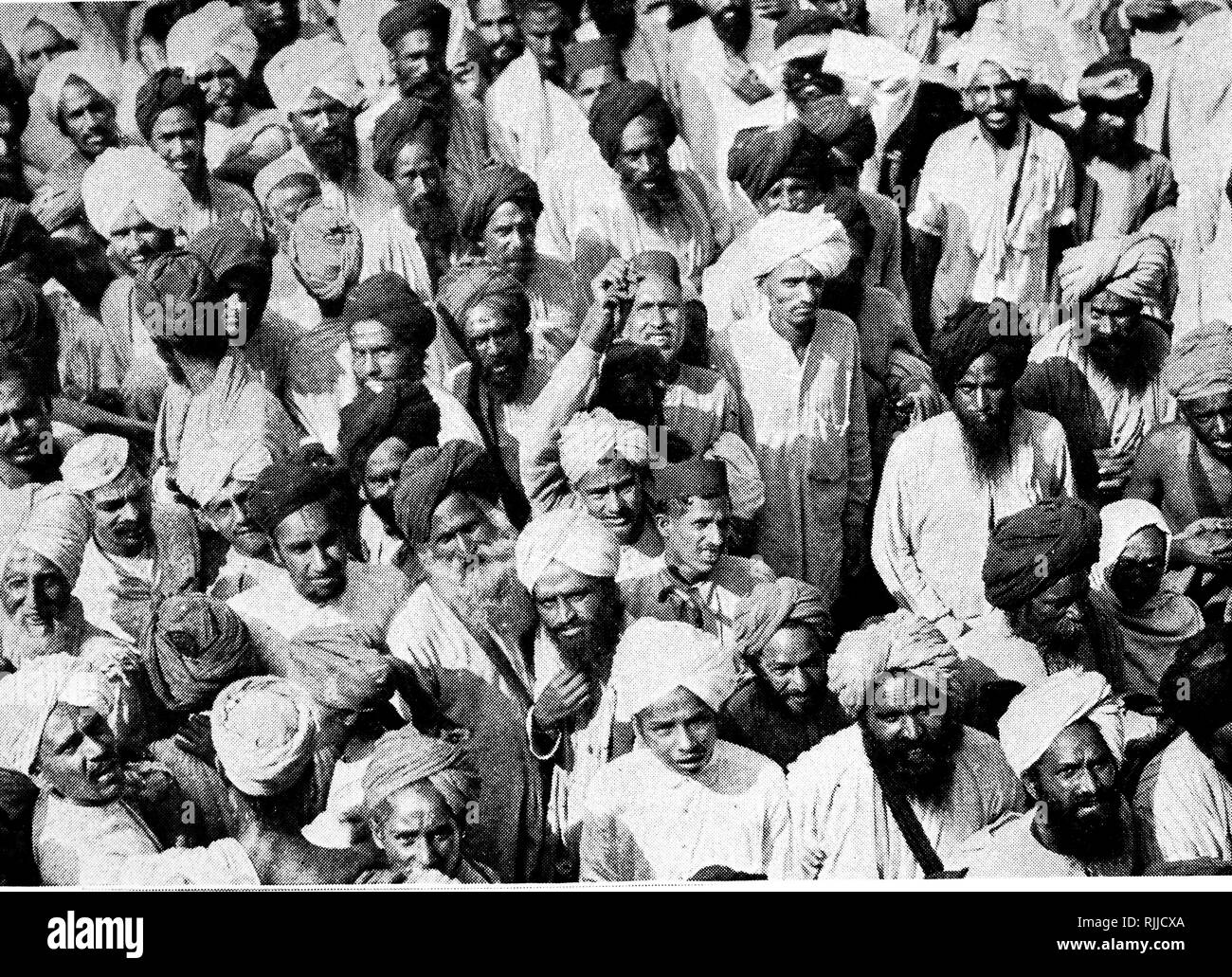 Una fotografia scattata durante il movimento di Gandhi in India. Le persone affollano le strade di Amritsar per guardare una dimostrazione dei discepoli di Gandhi. In data xx secolo Foto Stock