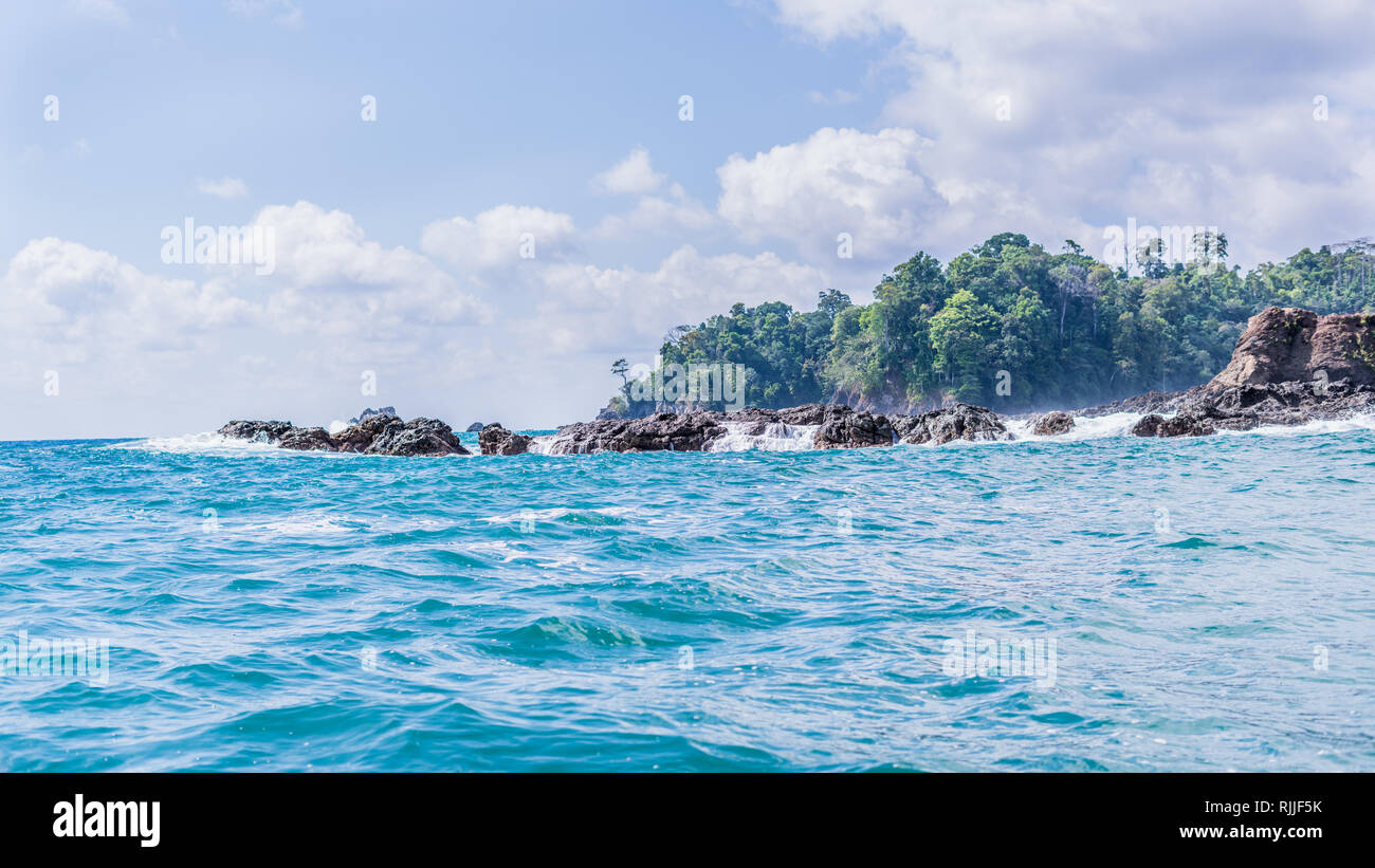 Paesaggio artistico foto di un paradiso tropicale. La bellissima ma inquieto costa sullo sfondo della foresta pluviale del Parco Nazionale di Corcovado. Foto Stock