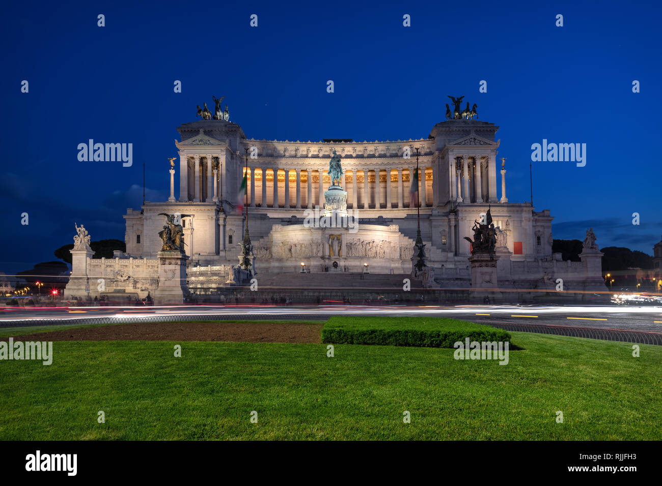 Roma, Italia al crepuscolo. Altare della Patria (Altare della Patria), noto anche come il Monumento Nazionale a Vittorio Emanuele II Foto Stock