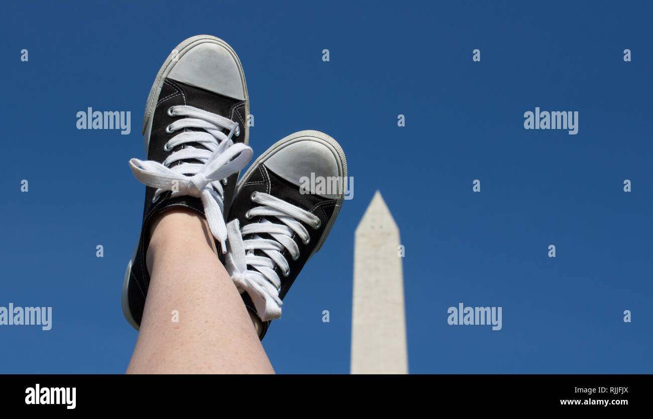 Piedi graziosamente in aria di fronte al monumento di Washington. Foto Stock