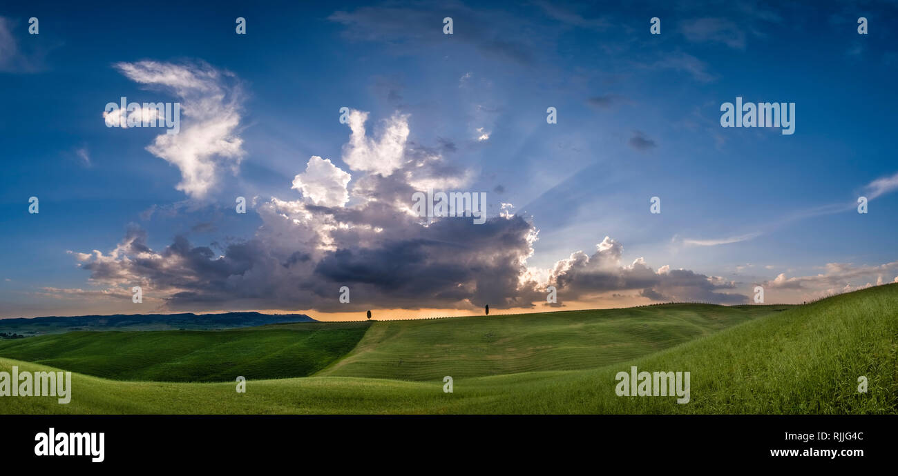 Tipico del territorio collinare della campagna toscana in Val d'Orcia, scure nuvole temporale di avvicinamento Foto Stock