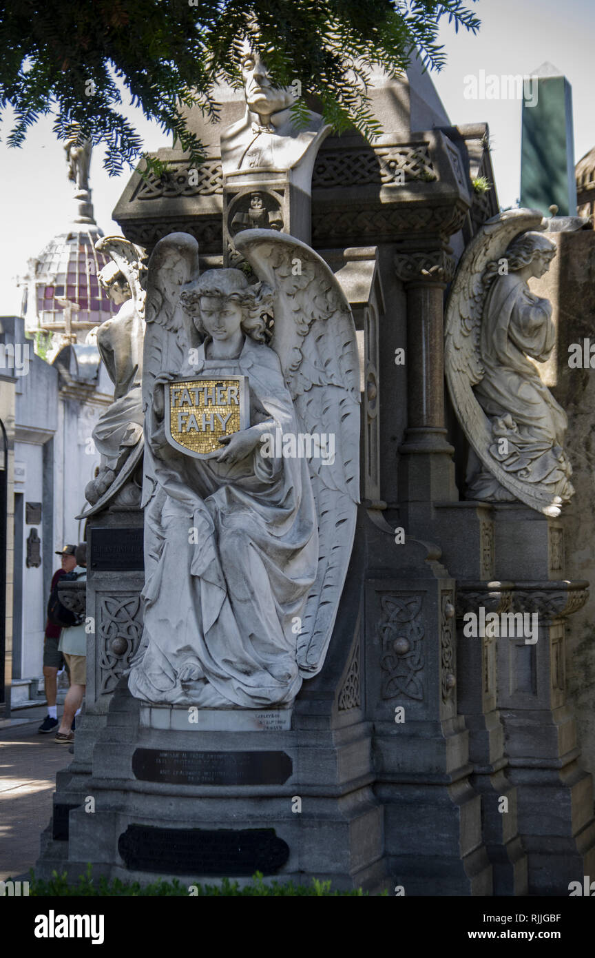 Stupende pietre e marmi opera sulle tombe nella Recoleta Cemetery in Buenos Aires, Argentina, Sud America Foto Stock