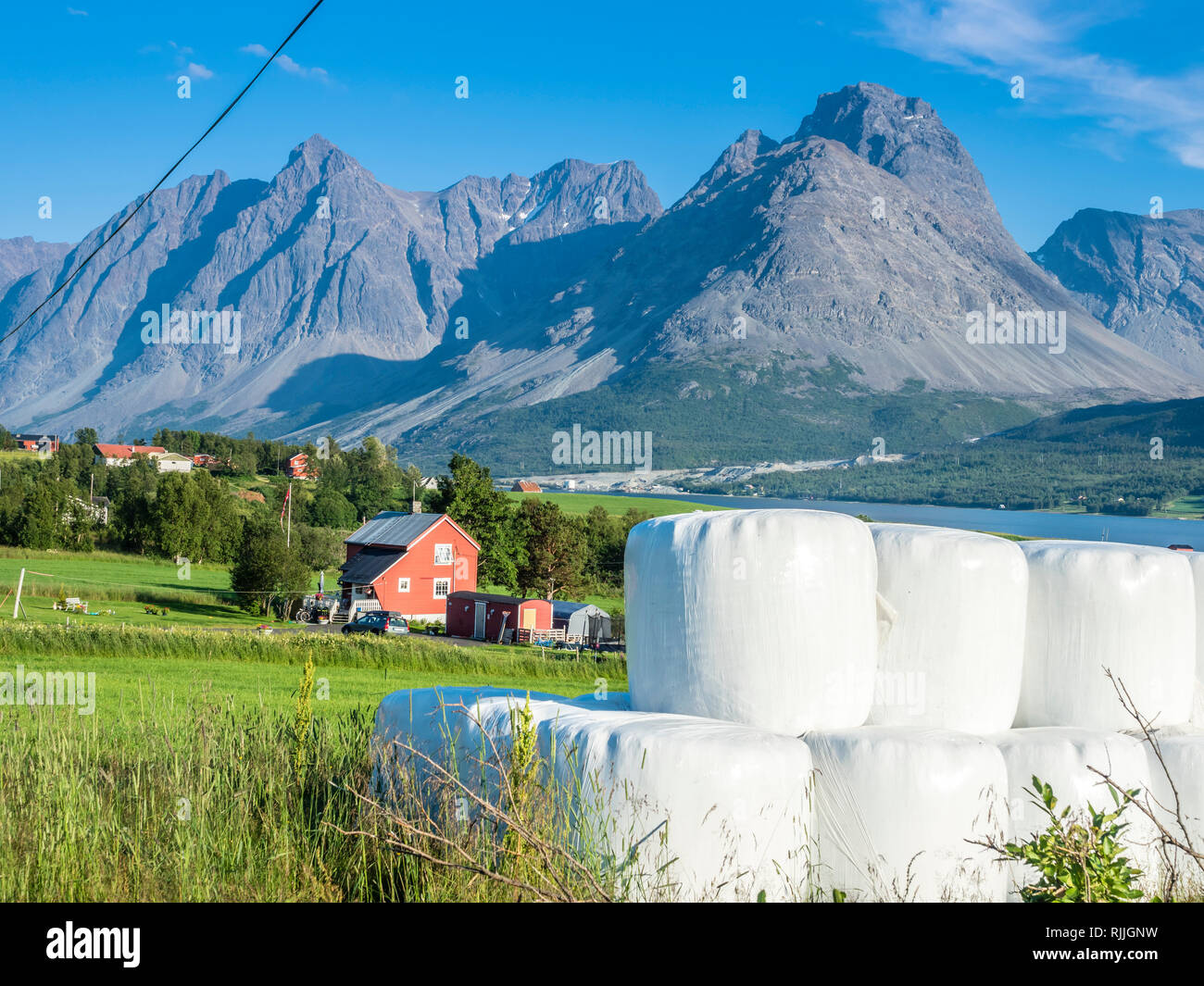 Agriturismo a sud di Svensby al Kjosenfjord, vista sul fiume, ripide montagne della penisola di Lyngen, Norvegia Foto Stock