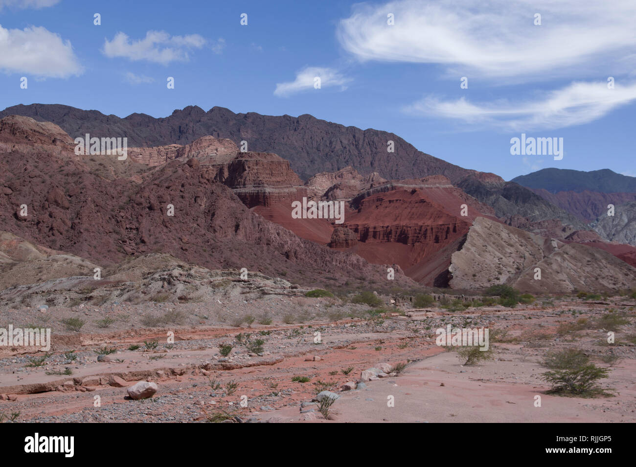 Colpisce il bellissimo paesaggio del deserto in Argentina del nord vicino a Salta e Juyjuy con pietra arenaria rossa altipiani fiumi e colline colorate Foto Stock