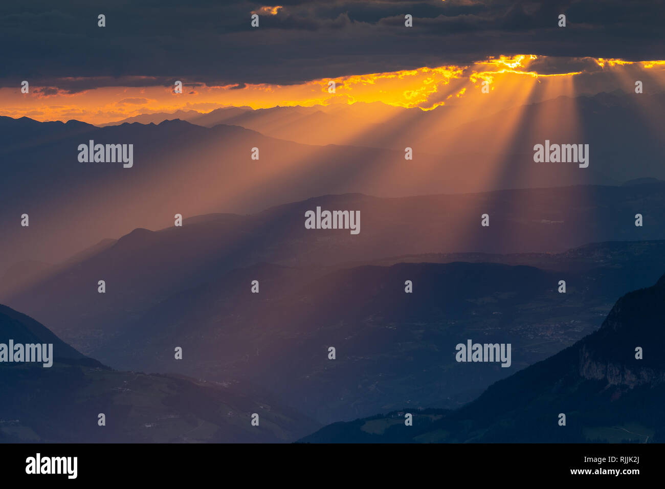 I fasci di luce. La luce del sole al tramonto. Paesaggio di montagna della Valle dell Adige. L'Italia. L'Europa. Foto Stock