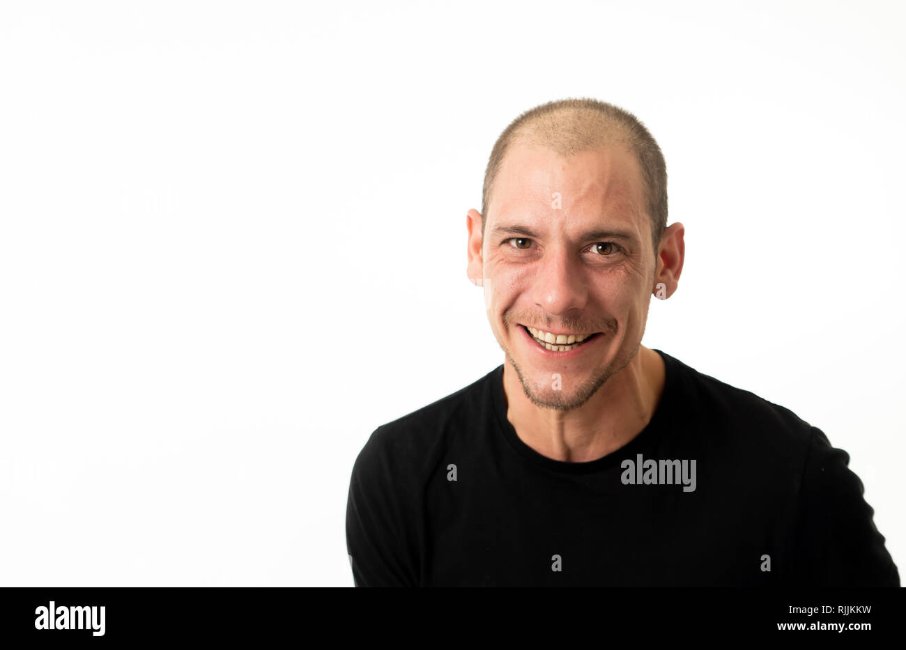 Le emozioni umane e le espressioni del viso. Close up di sorridere e ridere giovane con la faccia felice espressione. Ritratti di persone isolate in folle bac Foto Stock
