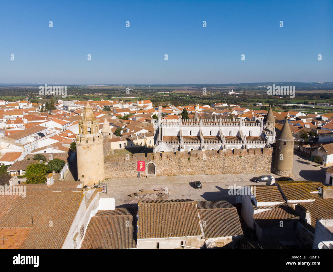 La città e il castello di Viana do Alentejo in Portogallo meridionale contro un profondo cielo blu Foto Stock