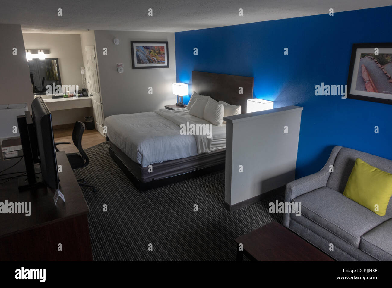 Un tipico letto matrimoniale in camera il Clarion Inn & Suites hotel in Cedar City, Stati Uniti. Foto Stock