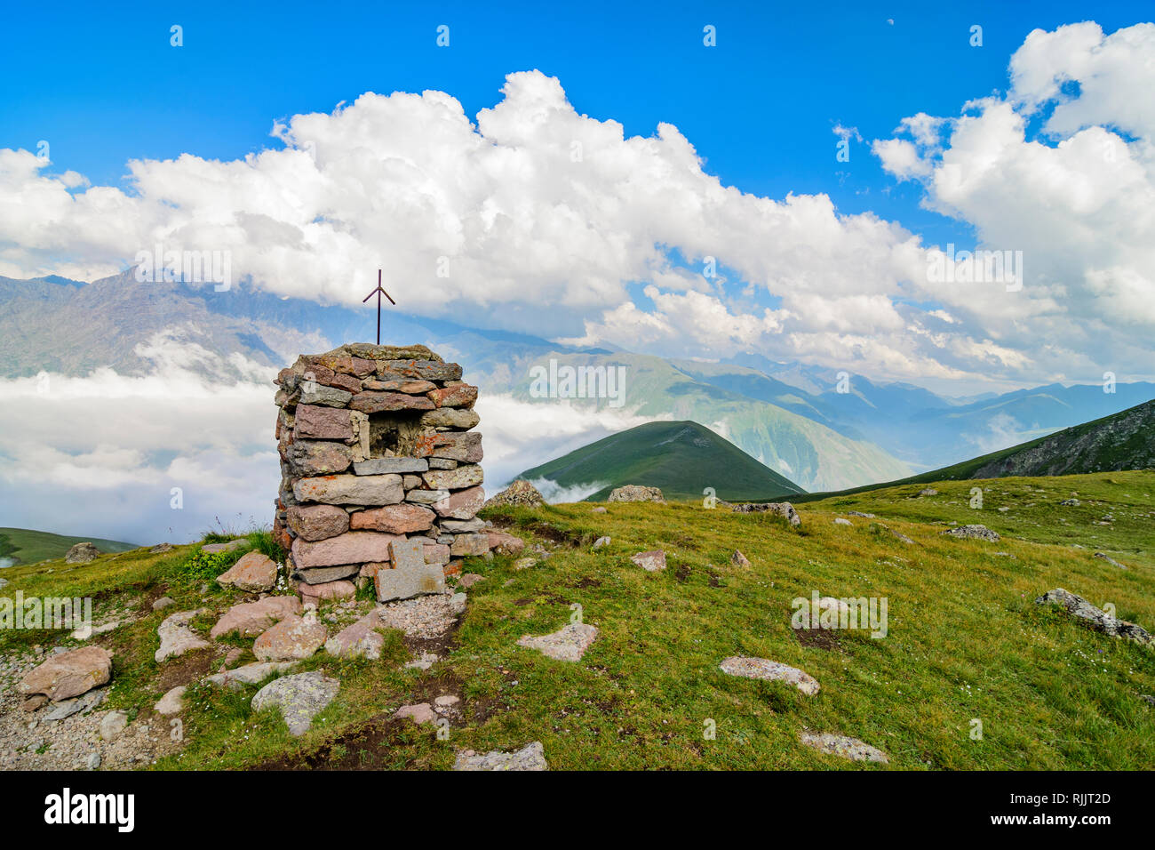 Punto di riferimento ortodosso georgiano vicino alla Chiesa della Trinità di Gergeti, Stepantsminda, Georgia, Eurasia. Foto Stock