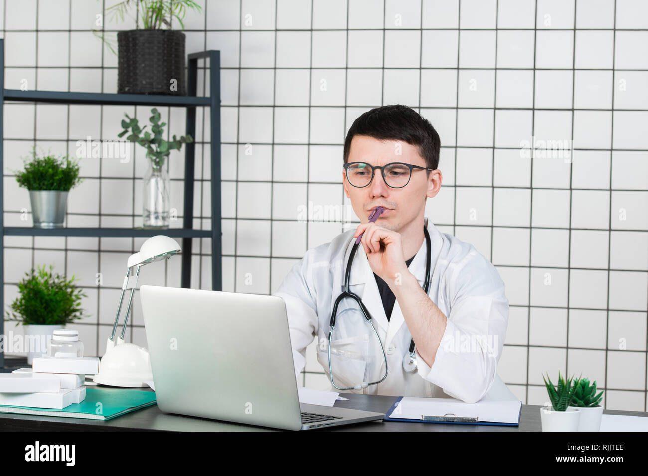 Bel giovane medico che lavorano di notte in ospedale Foto Stock