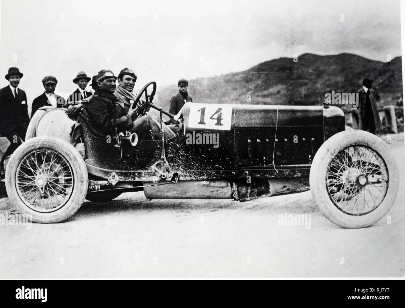 Una fotografia di Antonio Ascari in una Fiat S57/14B vincendo al Parma-Poggio di Berceto. Antonio Ascari (1888-1925) un italiano Grand Prix Motor Racing campione. In data xx secolo Foto Stock