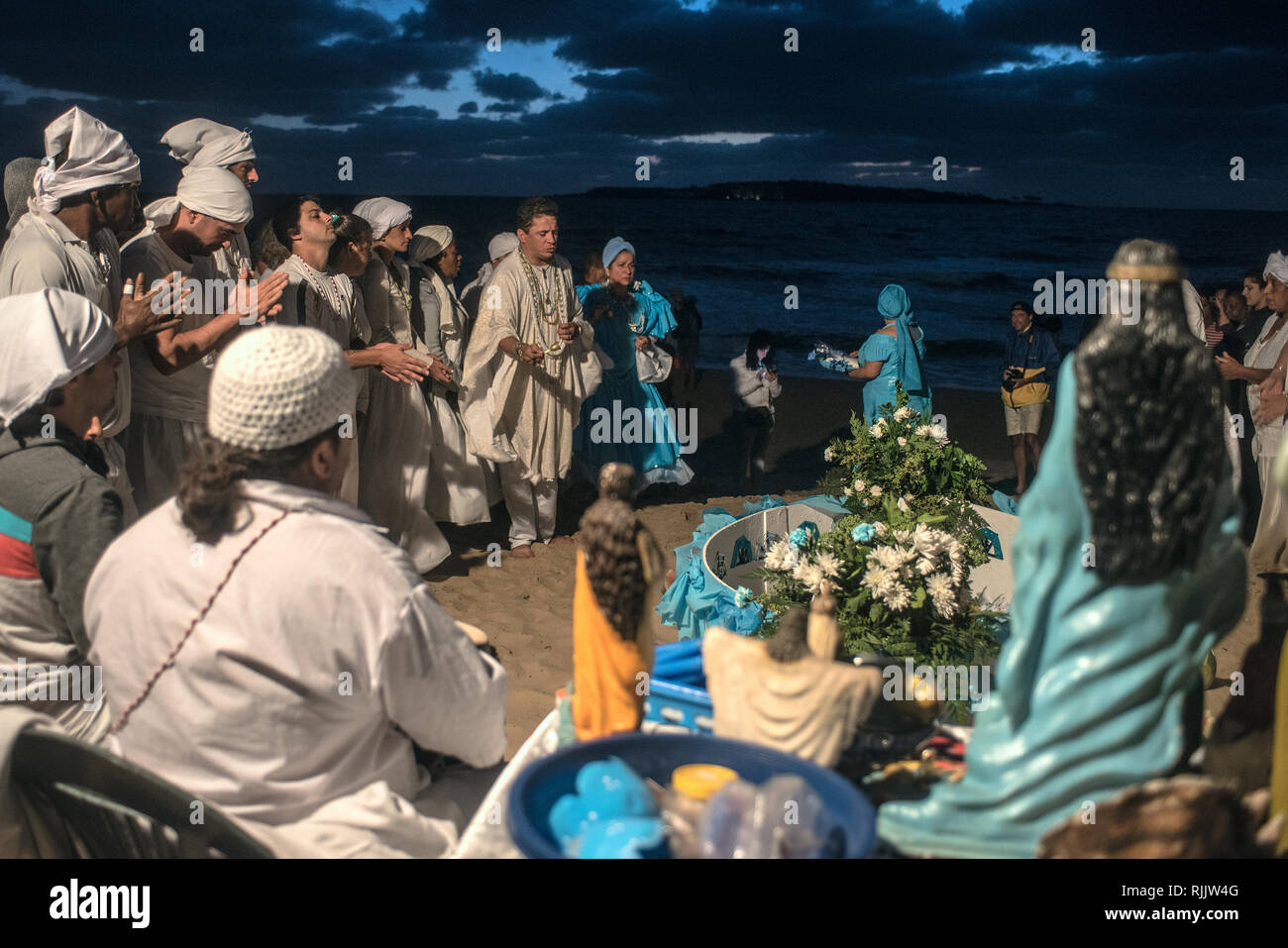 Maldonado, Uruguay - Febbraio 2, 2019: I parrocchiani della chiesa Umbandist culto Orisha Yemanja (Iemanja) sulla Playa Mansa Beach in Punta del Est Foto Stock