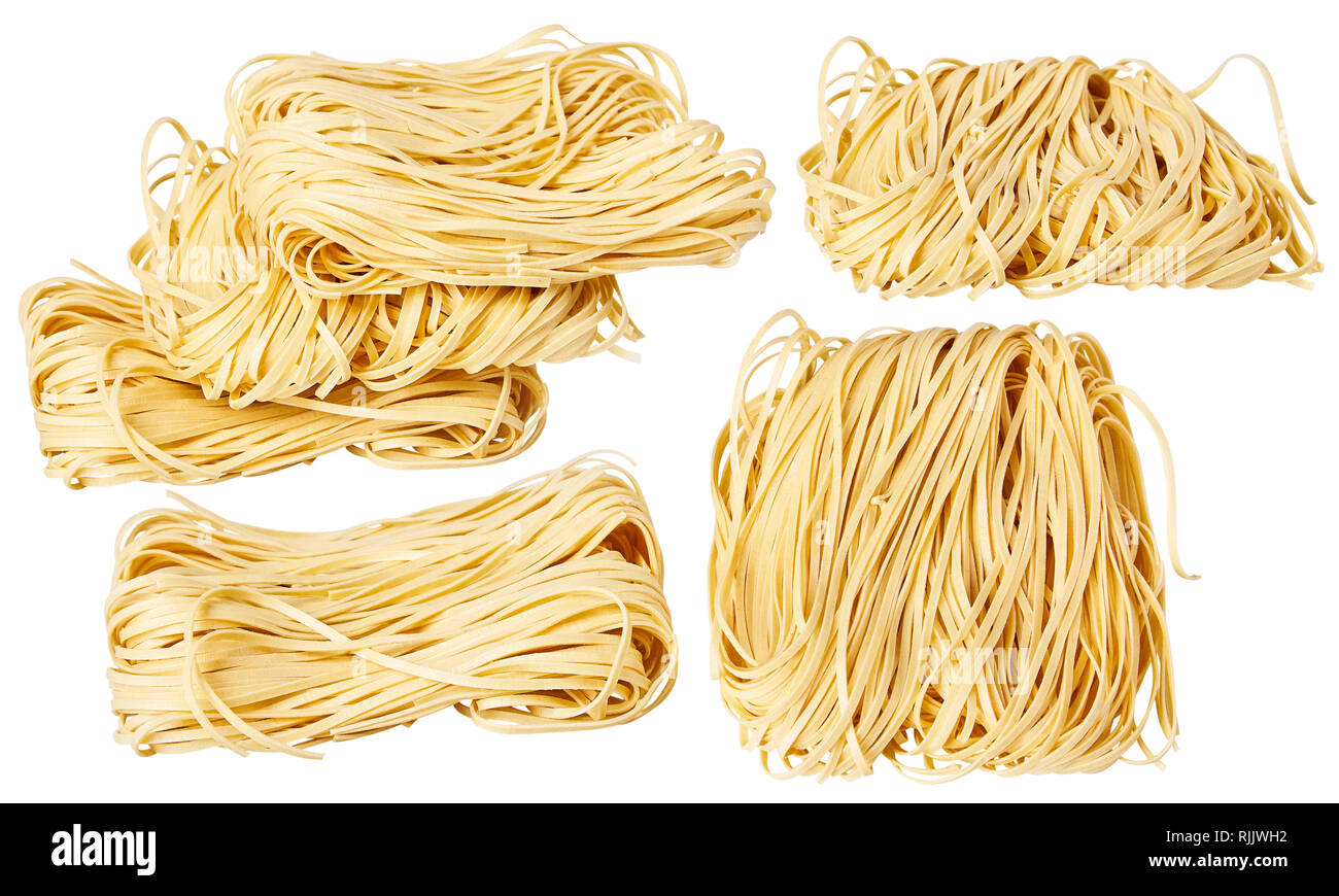 Materie non cotti in casa la pasta italiana Le tagliatelle (cinese di  noodle all'uovo) oltre rustico in pietra bianca con uno sfondo con spazio  di copia Foto stock - Alamy