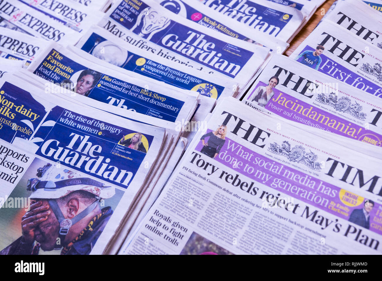 Regno Unito : premere il lato anteriore della pagina Impressum e titoli dei tempi e il guardiano 'broadsheet' Carta pesante stampa quotidiano nazionale. Foto Stock