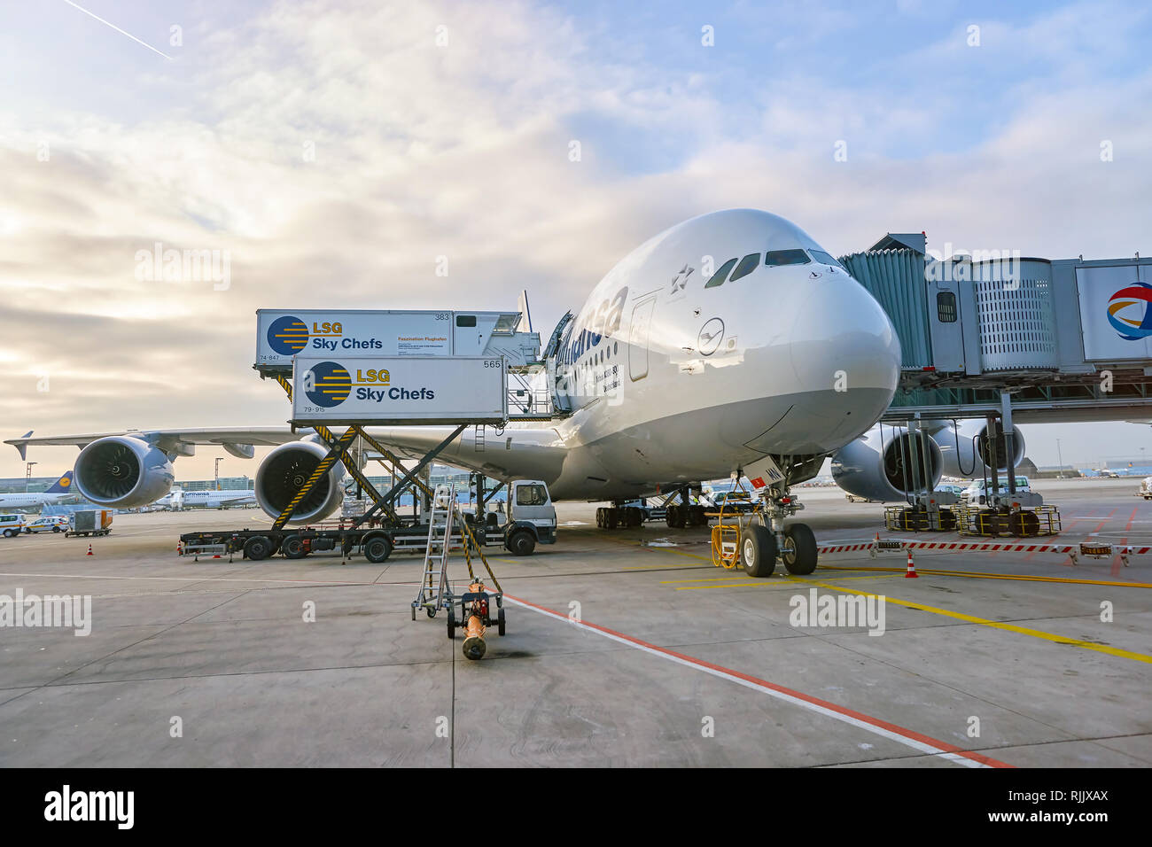 Francoforte, Germania - CIRCA NEL MARZO 2016: Lufthansa Airbus A380 inserito nell'aeroporto di Francoforte. L'aeroporto di Francoforte è un grande aeroporto internazionale trova i Foto Stock