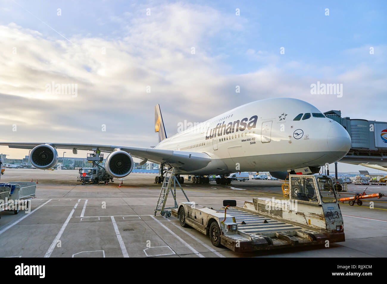 Francoforte, Germania - CIRCA NEL MARZO 2016: Lufthansa Airbus A380 inserito nell'aeroporto di Francoforte. L'aeroporto di Francoforte è un grande aeroporto internazionale trova i Foto Stock