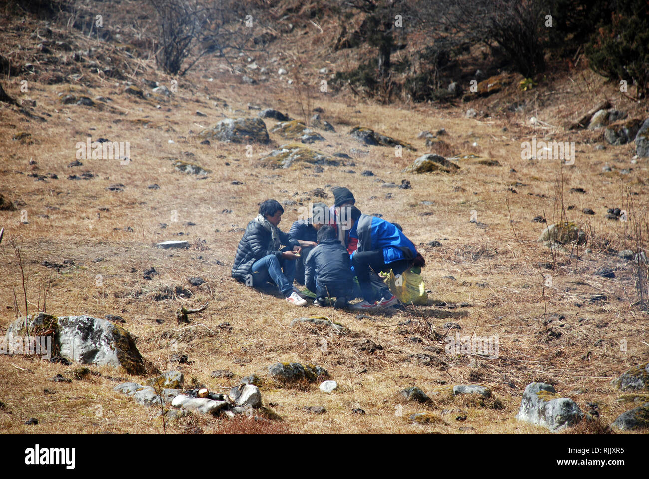 Facchini potrete gustare un pasto nel Tamur valle del Nepal orientale Foto Stock