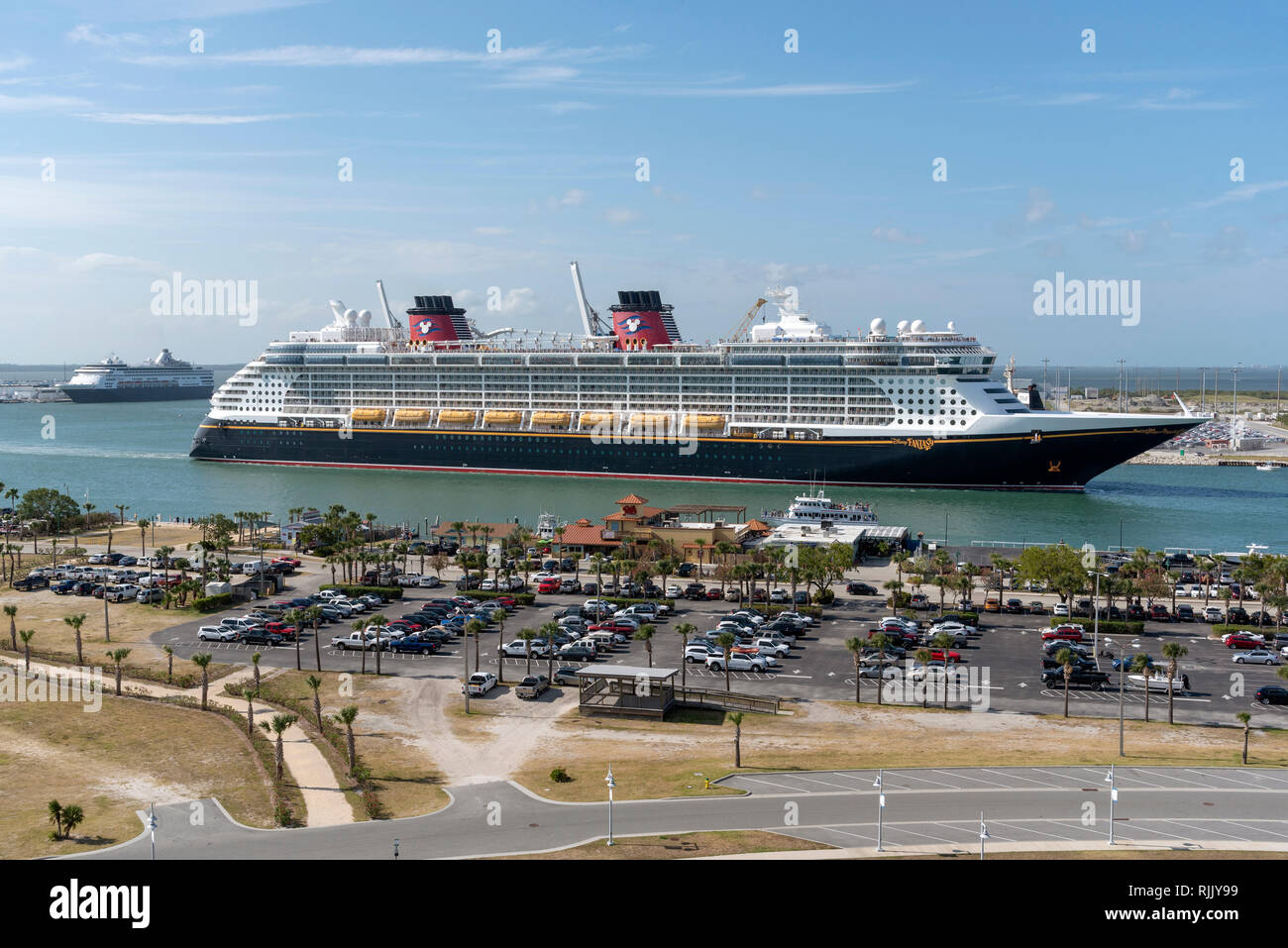 Port Canaveral, Florida, Stati Uniti d'America. circa 2017. La nave di crociera Disney Fantasy uscire Port Canaveral Foto Stock