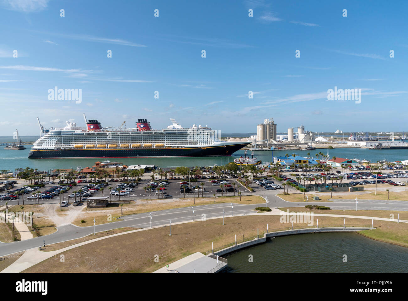 Port Canaveral, Florida, Stati Uniti d'America. circa 2017. La nave di crociera Disney Fantasy uscire Port Canaveral Foto Stock
