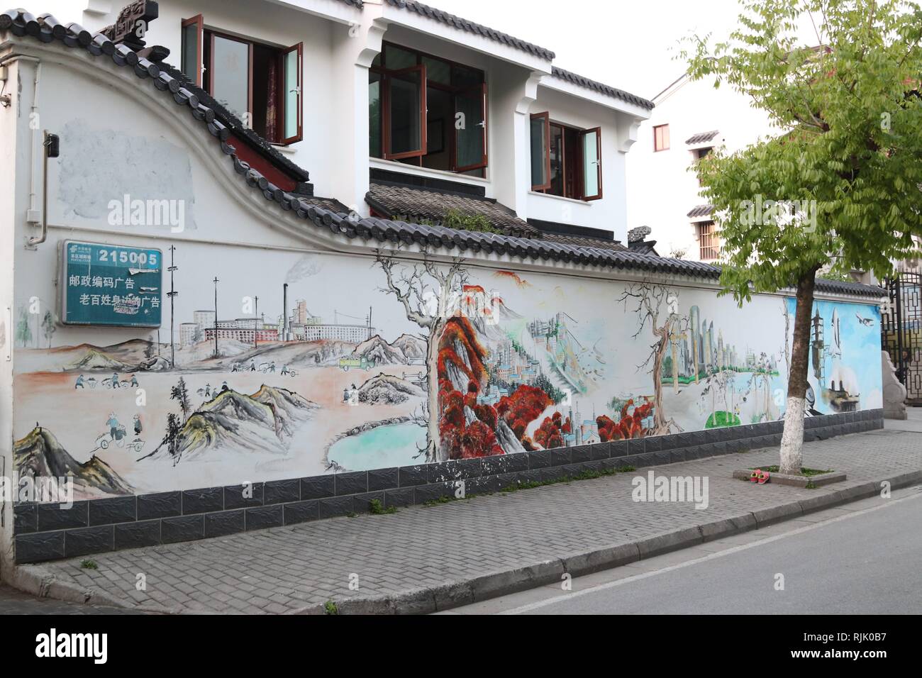 Suzhou, Jiangsu, parete dipinta per la gloria della città in un quartiere turistico Foto Stock