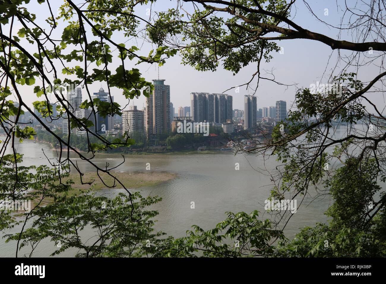 Leshan, Sichuan, River City alla confluenza del Dadu egli, Min lui e Qingyi Jiang fiumi. Foto Stock
