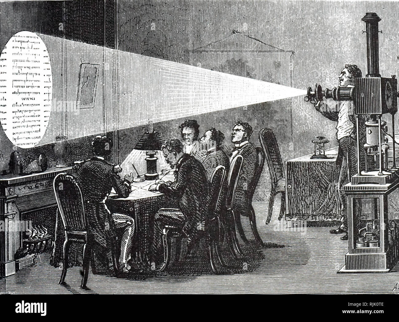 Una incisione raffigurante un l'ingrandimento di una microfotografia inviati al di fuori della città con dei piccioni viaggiatori durante l'Assedio di Parigi - Guerra franco-prussiana. Datata del XIX secolo Foto Stock