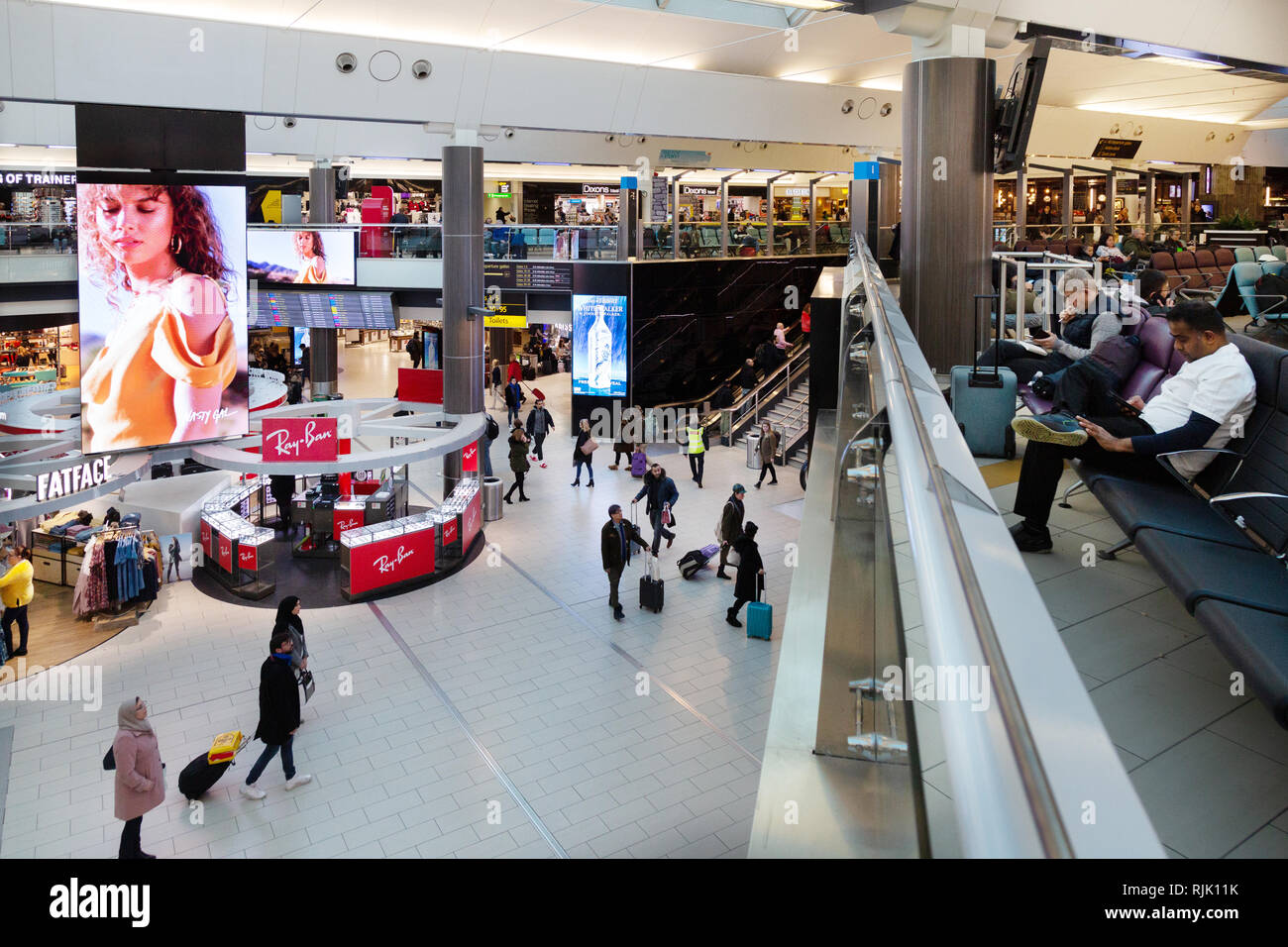 L' aeroporto di Gatwick Regno Unito - p[i passeggeri in partenza lounge, South Terminal, Gatwick London REGNO UNITO Foto Stock