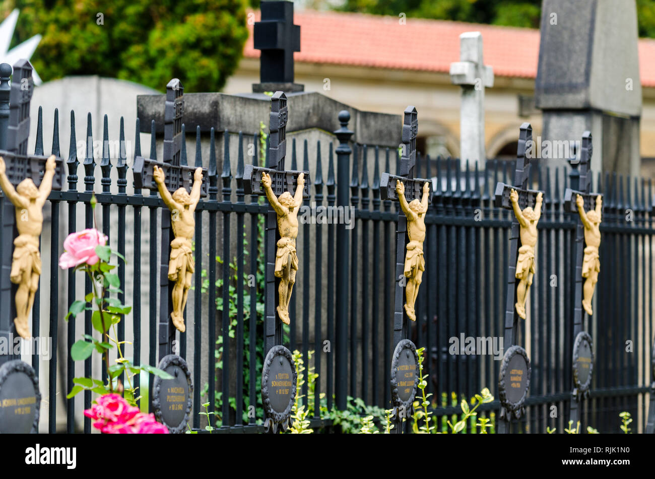 Crocifissi dorati sul recinto del cimitero di Vysehrad, Praga, Repubblica Ceca Foto Stock