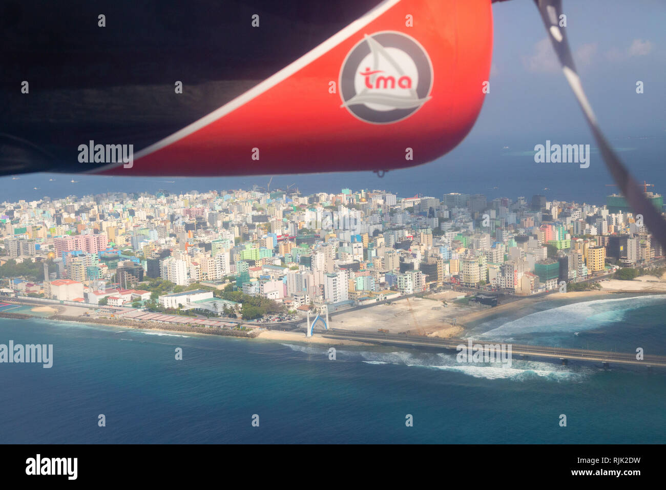 Maldive viaggio - Maschio città e isola vista da una Trans maldiviano Airways idrovolante, Maldive, Asia Foto Stock