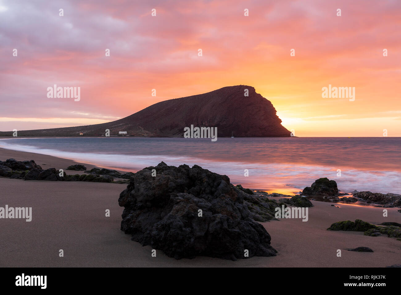 Alba dietro Montana Roja, Montagna Rossa, a Playa de Tejita all'alba sulla costa est di Tenerife, Isole Canarie, Spagna Foto Stock