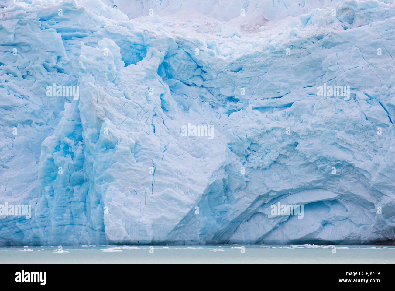 Smeerenburgbreen, parto ghiacciaio Reuschhalvøya vicino a Albert I terreni sfocia in Bjørnfjorden, parte interna di Smeerenburgfjorden, Svalbard, Norvegia Foto Stock