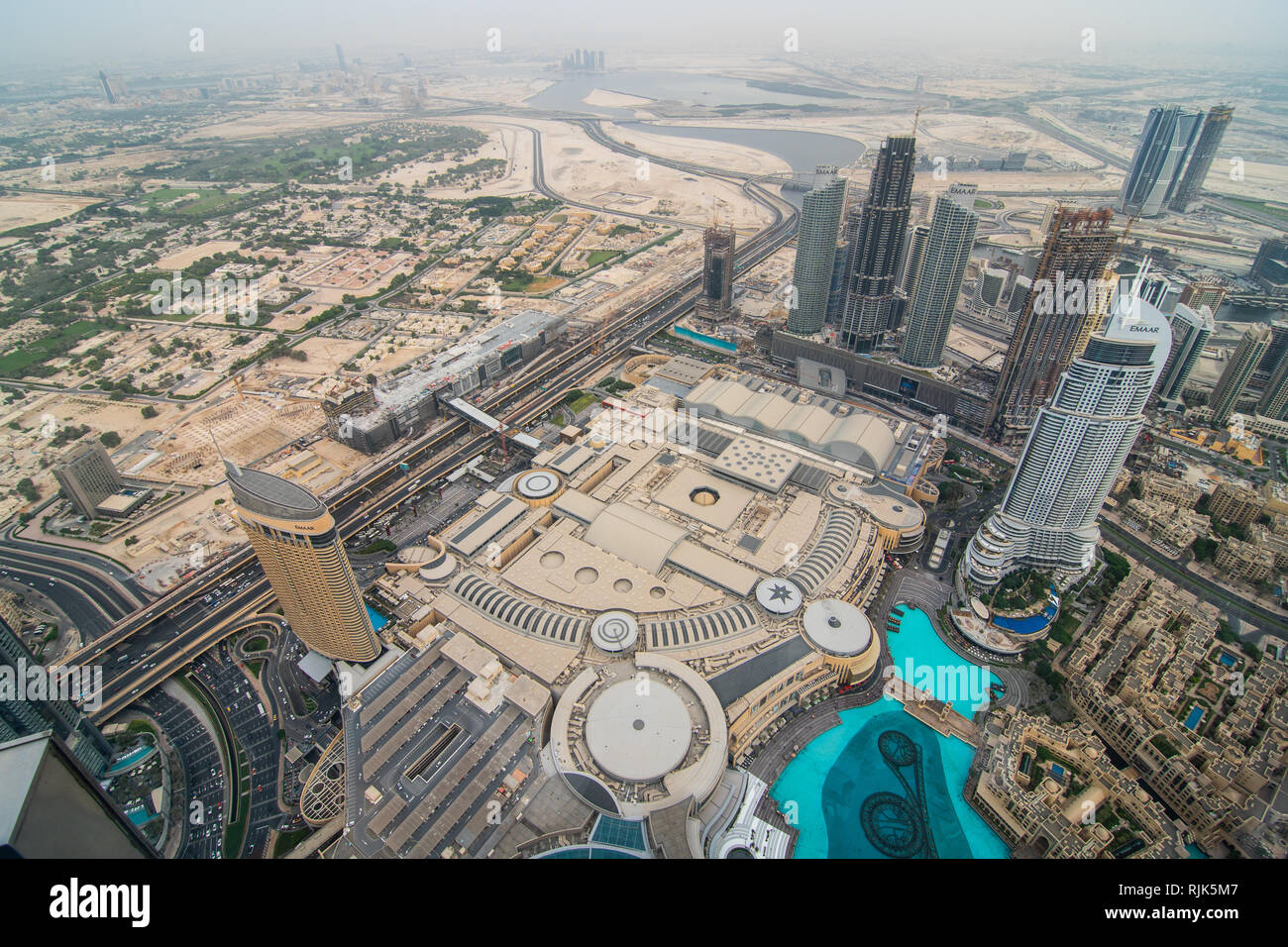 DUBAI, Emirati Arabi Uniti - Ottobre 2018: vista superiore della città di Dubai vista dall'alto del Burj Khalifa. Foto Stock