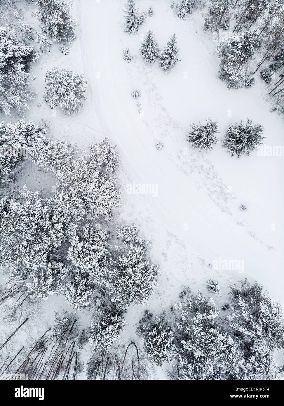 Inverno strada dalla prospettiva drone Foto Stock