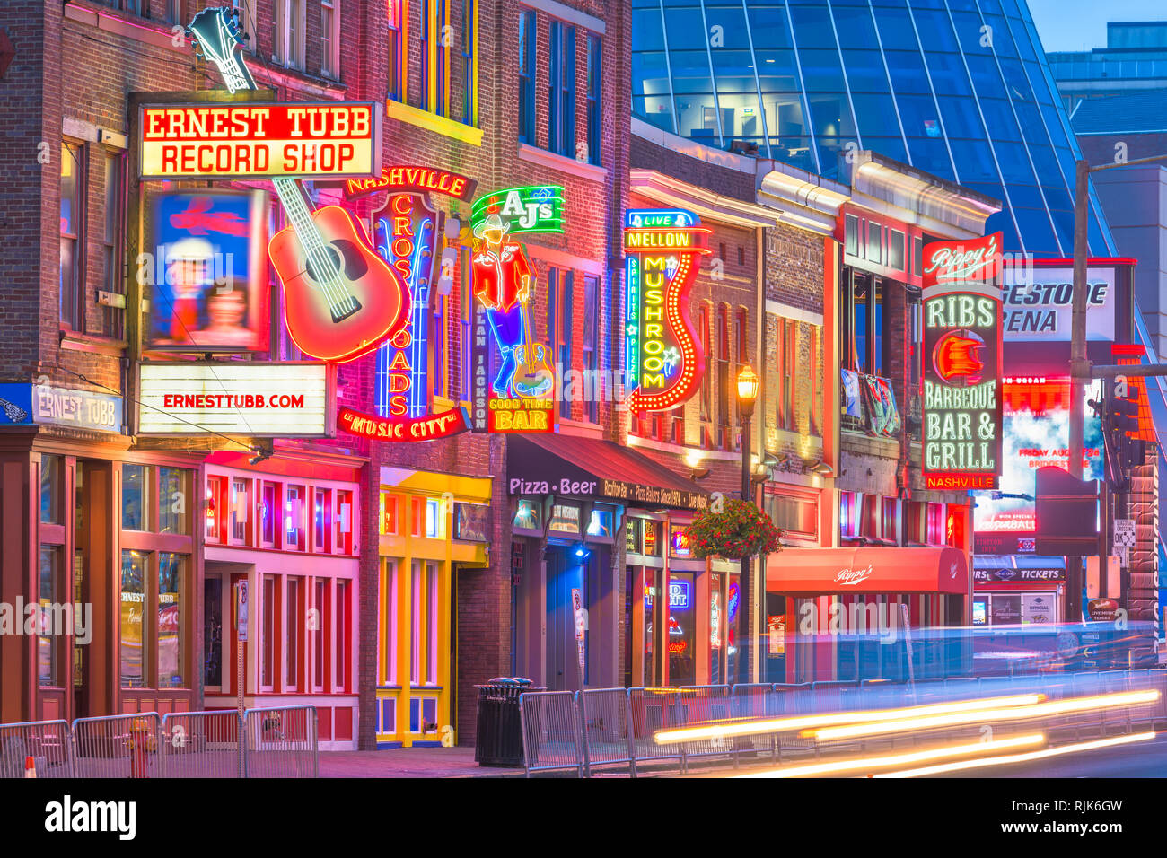 NASHVILLE, Tennessee - Agosto 20, 2018: honky-tonks sul Lower Broadway. Il quartiere è famoso per le numerose country music entertainment establishme Foto Stock
