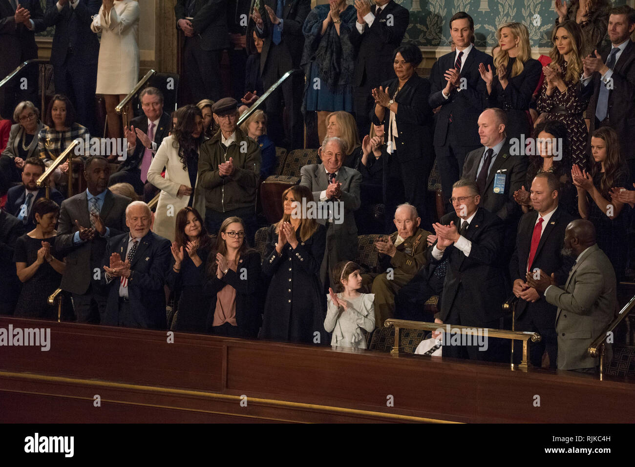 Washington, Stati Uniti d'America. 05 feb 2019. Washington DC, 5 febbraio 2019, USA: la First Lady, Melania Trump tubicini durante il suo marito discorso. Presidente Donald Trump J dà il suo secondo stato dell'Unione (SOTU) indirizzo come presidente. Il Presidente della Camera Nancy Pelosi e Vice Presidente Mike Pence sedersi dietro di lui in Campidoglio US Casa di rappresentanti. Credito: Patsy Lynch/Alamy Live News Foto Stock