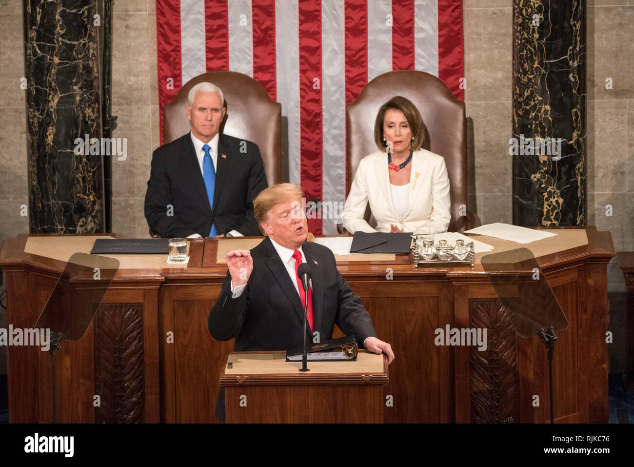 Washington, Stati Uniti d'America. 05 feb 2019. Washington DC, 5 febbraio 2019, USA: presidente Donald Trump J dà il suo secondo stato dell'Unione (SOTU) indirizzo come presidente. Il Presidente della Camera Nancy Pelosi e Vice Presidente Mike Pence sedersi dietro di lui in Campidoglio US Casa di rappresentanti. Credito: Patsy Lynch/Alamy Live News Foto Stock