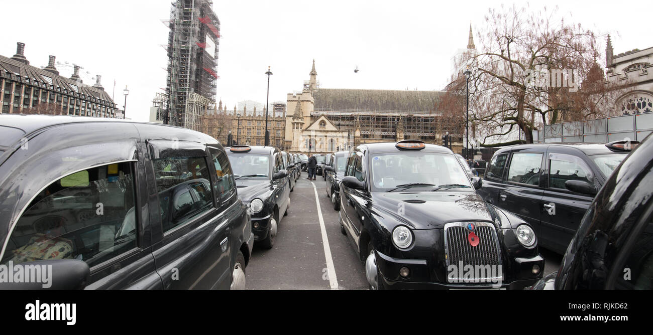 Londra, Regno Unito. Il 6 febbraio, 2019. London Cab Driver protesta sulla piazza del Parlamento oggi, contro esclusi i taxi dall'busroute lungo Totenham Court Road, che la loro paura è solo l'inizio per un completo divieto di taxi su tutte le linee di autobus nella capitale. Credito: Joe Kuis / Alamy Live News Foto Stock