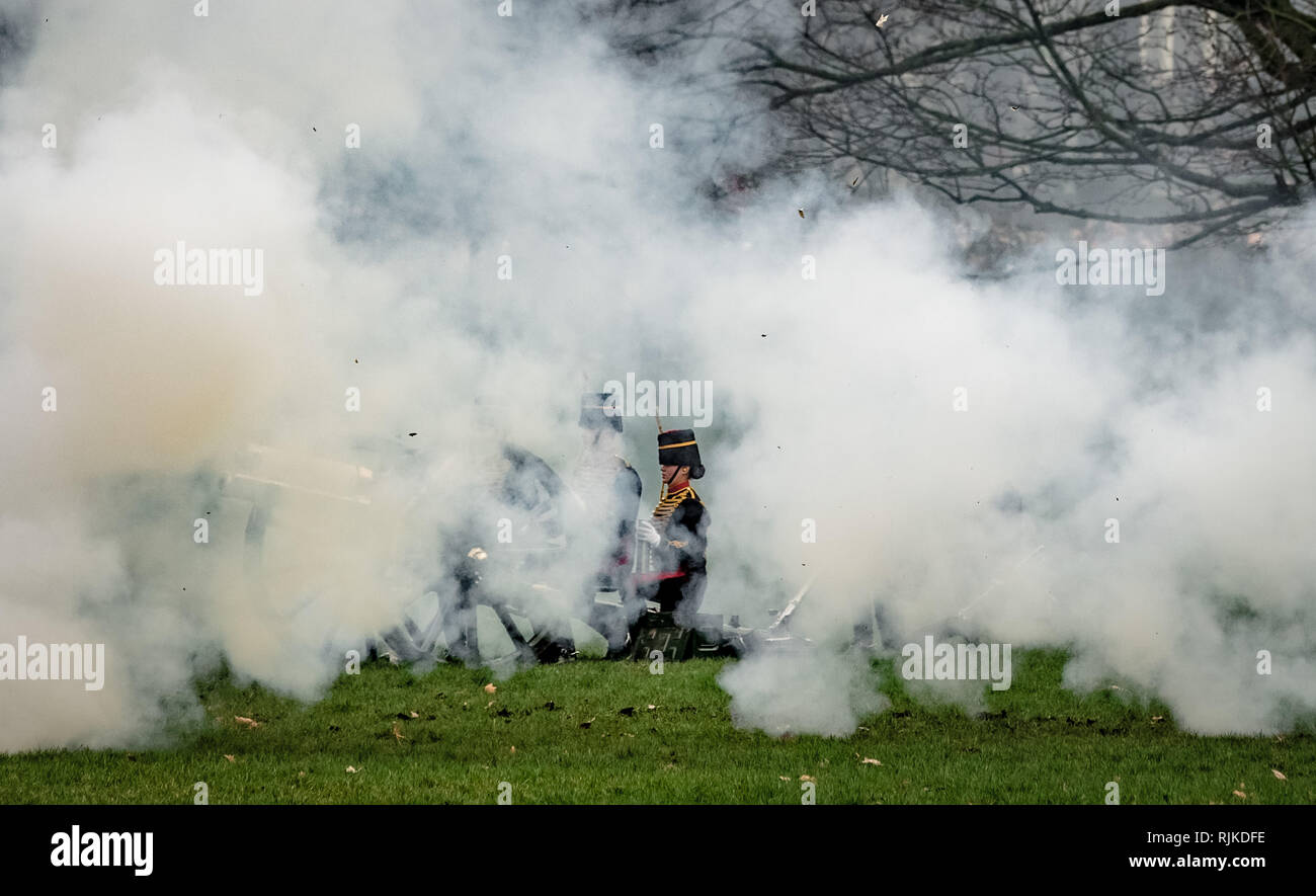 Londra, Regno Unito. 6 febbraio 2019. Pistola 41 Salute nel parco verde dal re della truppa cavallo Royal Artillery segnando il sessantasettesimo anniversario della HM Regina della adesione al trono Credito: Guy Corbishley/Alamy Live News Foto Stock