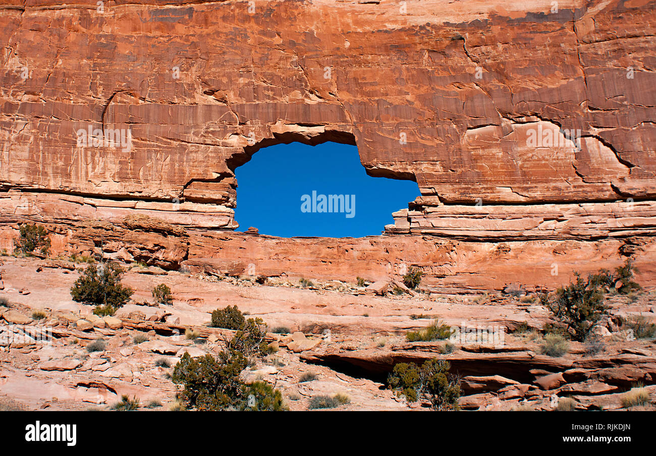 Gennaio 2019: antiche pareti del canyon e inverno profondo cielo blu cornice spettacolare Gold Bar Arch, anche noto come Arco di Jeep, che si trova appena fuori dal Parco Nazionale di Canyonlands su Stati Uniti Bureau of Land Management terreno vicino a Moab, Utah. Larry chiusa/CSM. Foto Stock