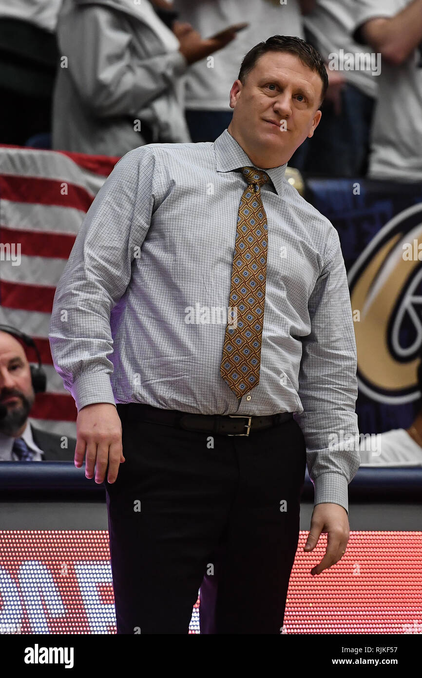 Washington, DC, Stati Uniti d'America. Xi gen, 2016. La VCU Rams capo allenatore Mike RHOADES veglia sul suo compagno di squadra durante il gioco presso il Charles E. Smith Center di Washington, DC. Credito: Amy Sanderson/ZUMA filo/Alamy Live News Foto Stock