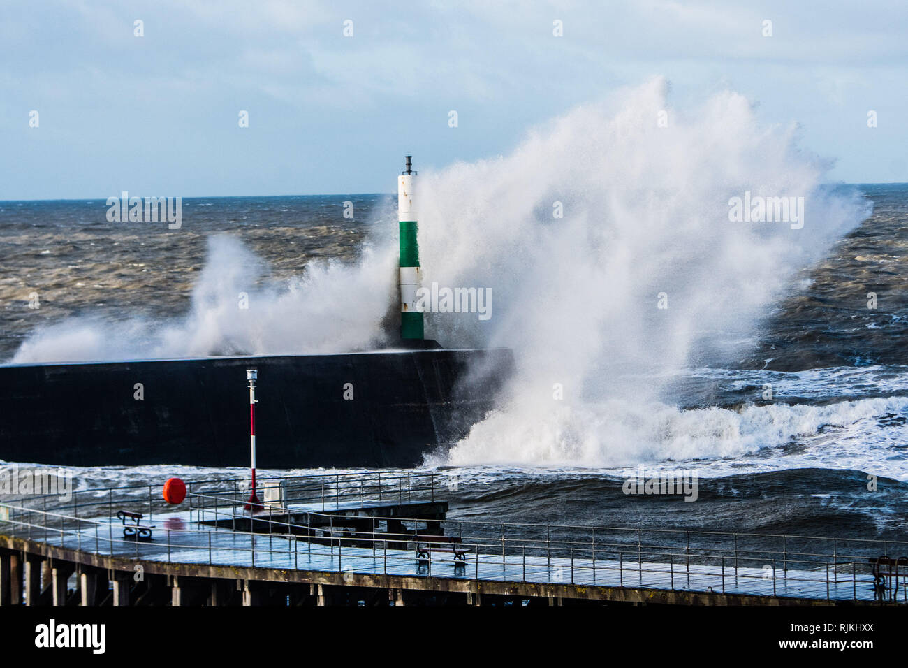 Aberystwyth Wales UK, giovedì 07 Feb 2019 UK Meteo: onde enormi pastella mare difese a Aberystwyth su Cardigan Bay costa del Galles occidentale ad alta marea questa mattina. Un "giallo; Met Office avviso per Wind è stata che coprono la maggior parte del Regno Unito ha rilasciato per domani fino a sabato, con il rischio di interruzioni di viaggio photo credit : Keith Morris / Alamy Live News Foto Stock