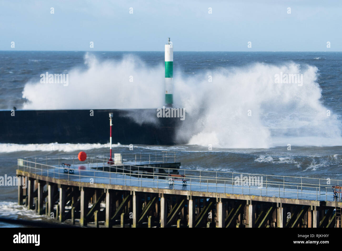 Aberystwyth Wales UK, giovedì 07 Feb 2019 UK Meteo: onde enormi pastella mare difese a Aberystwyth su Cardigan Bay costa del Galles occidentale ad alta marea questa mattina. Un "giallo; Met Office avviso per Wind è stata che coprono la maggior parte del Regno Unito ha rilasciato per domani fino a sabato, con il rischio di interruzioni di viaggio photo credit : Keith Morris / Alamy Live News Foto Stock