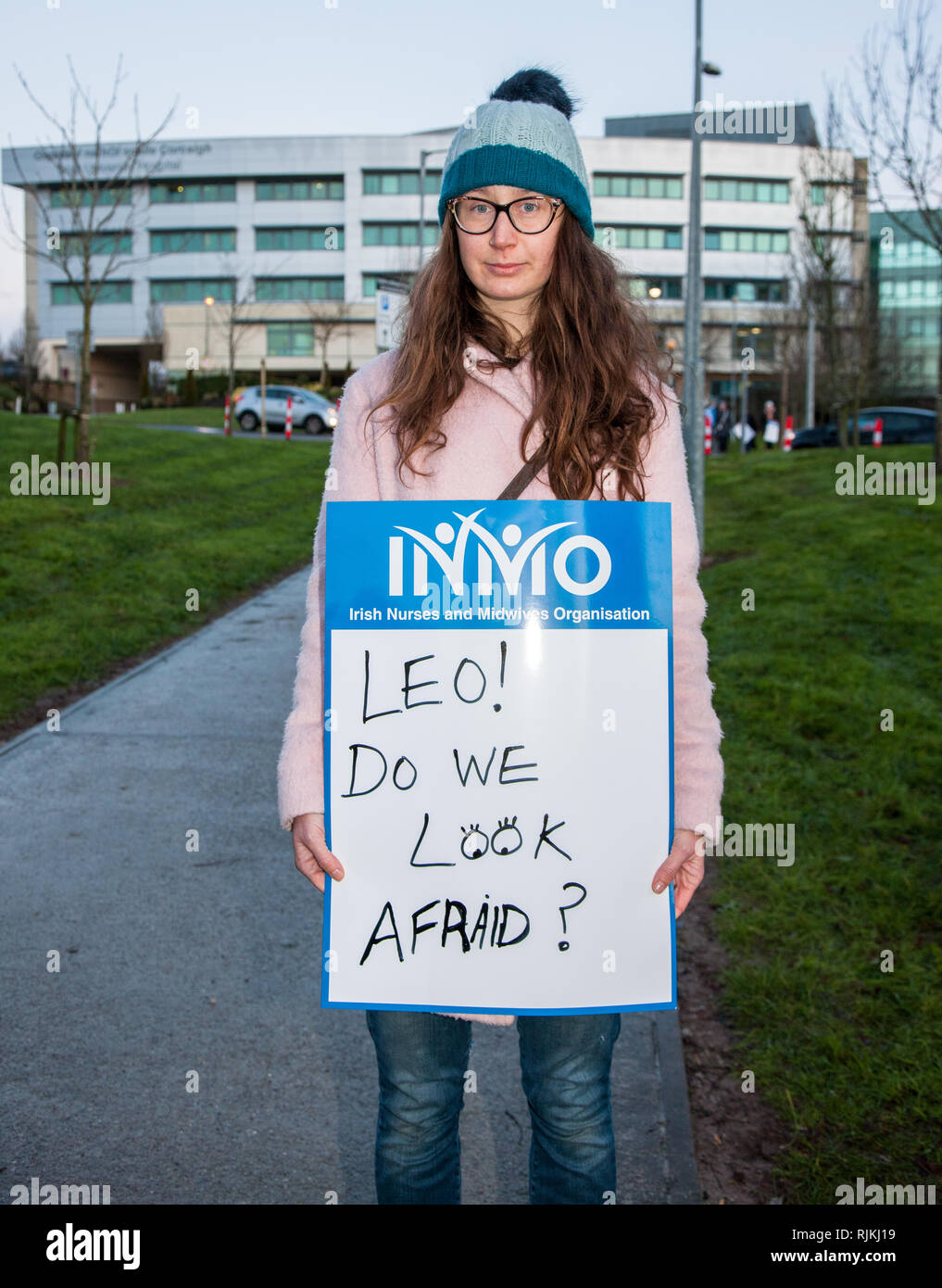 La città di Cork, Cork, Irlanda. 07 Febbraio, 2019. Il personale ostetrica Léan Kieran picchetti fuori Cork University Hospital nella città di Cork come parte dell'infermiere terza 24 Ore di lavoro arresto dagli irlandesi infermiere e ostetriche organizzazione (INMO) a sostegno di pagare e di rivendicazione di personale. Il INMO sostiene che vi è una grave carenza di infermieri attraverso il servizio per la salute, che interessa sia le pazienti e personale. Credito: David Creedon/Alamy Live News Foto Stock