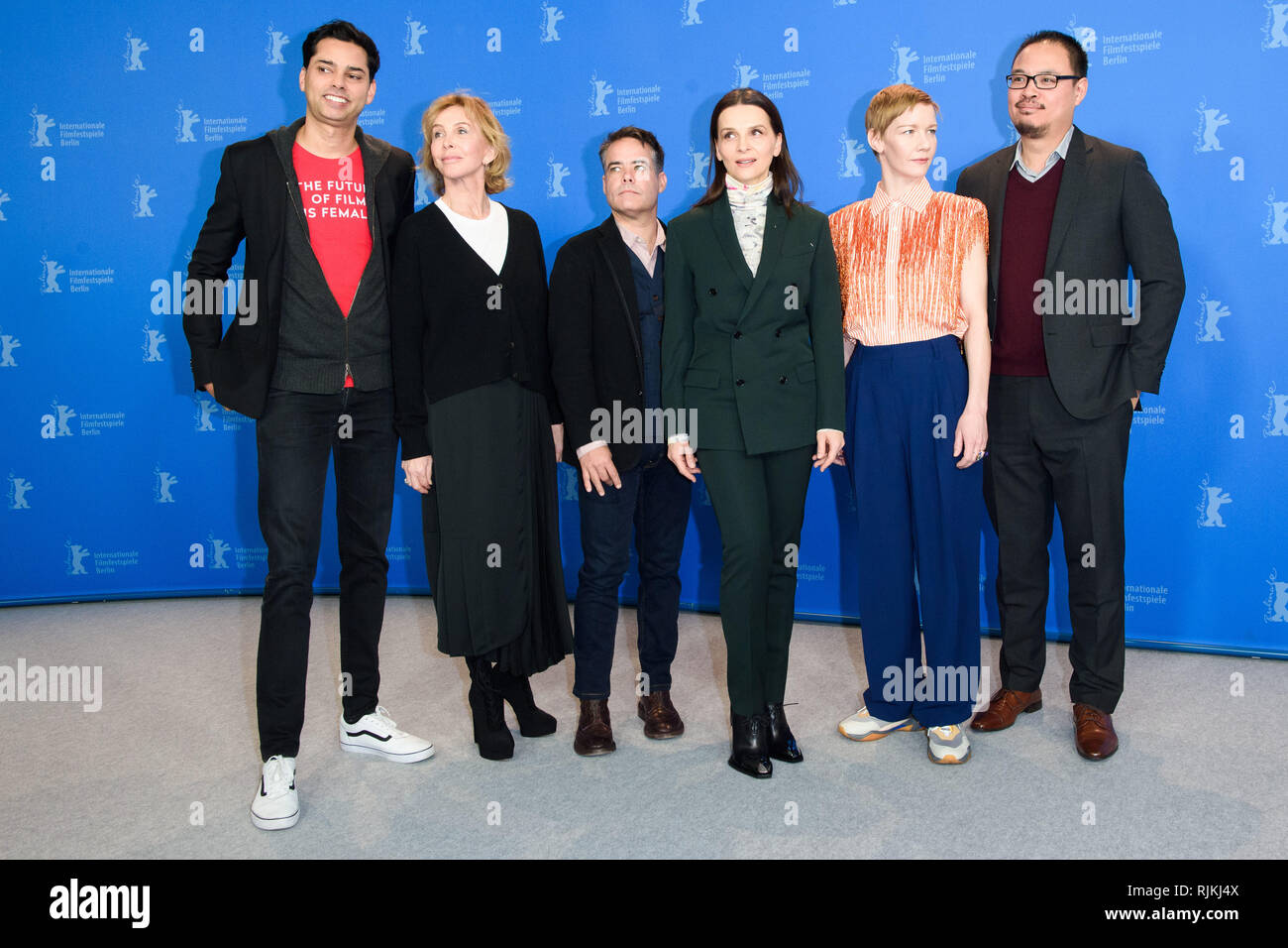 Berlino, Germania. 07 feb 2019. 69Berlinale, sessione di foto: Rajendra Roy (l-r), film curatore del Museo di Arte Moderna di New York, Trudie Styler, attrice e produttore, Sebastian Lelio, direttore, Juliette Binoche, attrice presidente della giuria della Berlinale, Sandra Hüller, attrice e Justin Chang, critico cinematografico, sostare davanti a un blue foto parete durante una sessione di foto all'inizio del film festival. Credito: Gregor Fischer/dpa/Alamy Live News Credito: dpa picture alliance/Alamy Live News Credito: dpa picture alliance/Alamy Live News Foto Stock