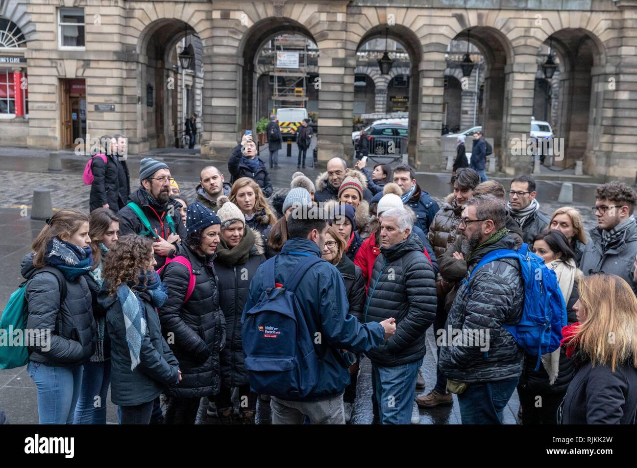 Edinburgh, Regno Unito. 07 feb 2019. Consiglieri nel capitale della Scozia, Edimburgo, votazione sulle proposte di introdurre una tassa di soggiorno di € 2 a persona per notte. Le proposte, se approvato, avrà bisogno anche di modifica legislativa da parte del governo scozzese che è stata segnalata nel recente bilancio. Nella foto: un gruppo di turisti davanti al City Chambers dove il Consiglio voterà a imporre il £2 tourist tax credit: ricca di Dyson/Alamy Live News Foto Stock